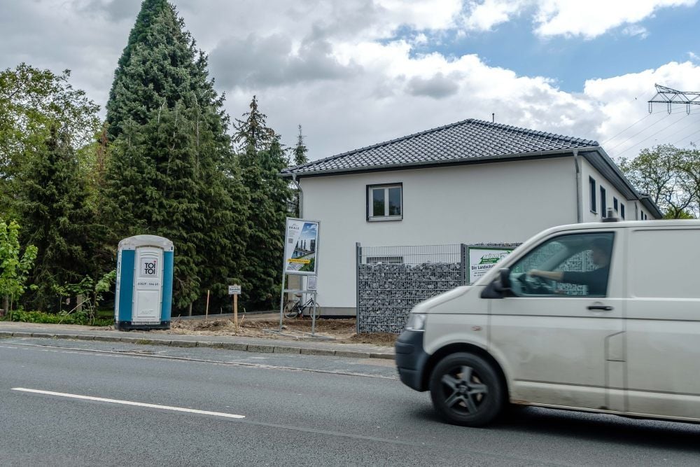 Das Dixi-Klo hat ein Ende, der Neubau wird an die Kanalisation angeschlossen.