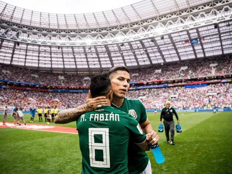 Die Mexikaner Carlos Salcedo (r) und Marco Fabian feiern den Sieg gegen das DFB-Team. Foto: Petter Arvidson/Bildbyran via ZUMA Press