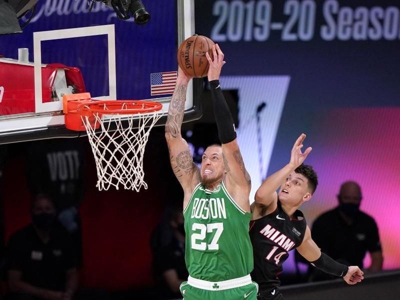 Daniel Theis (l) von den Boston Celtics beim Dunking. Foto: Mark J. Terrill/AP/dpa