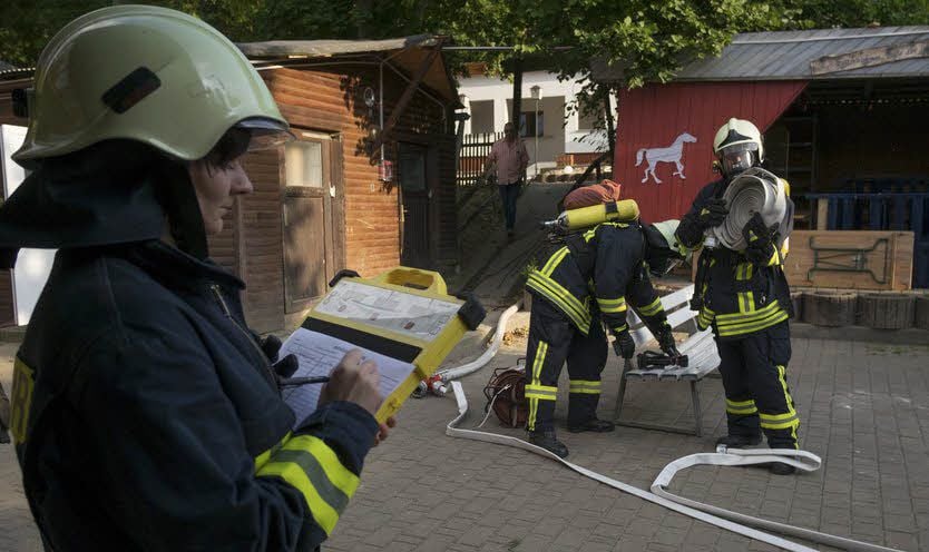 Vorbereitung zum Löschen des Brandes.