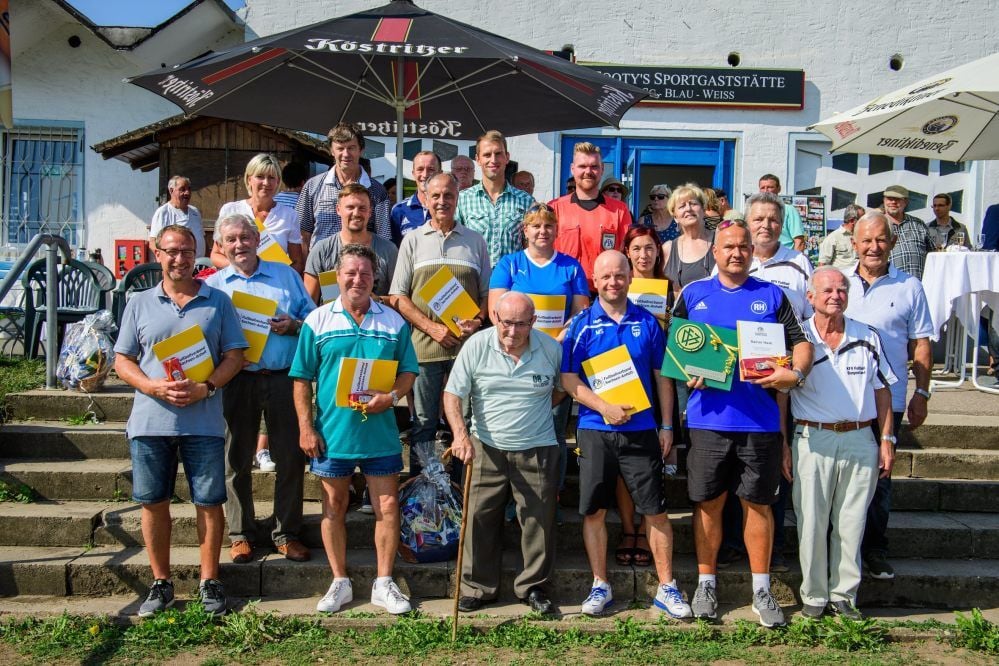 Großes Dankeschön an verdienstvolle Vereinsmitglieder und Sponsoren: Zur Feierstunde „100 Jahre SG Blau-Weiß Bad Kösen“ wird zum Beispiel Werner Gundermann (vorn, Mitte), der sagenhafte 61 Jahre lang das Kassenhäuschen im Stadion besetzt hat, mit einem Präsentkorb ausgezeichnet.
