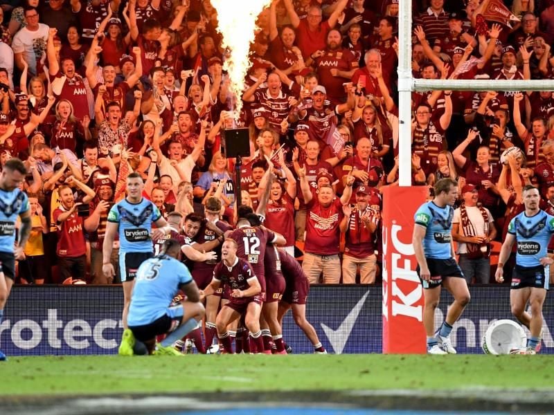Dich aneinander ohne Abstand: Fast 50.000 Menschen sahen im Stadion in Brisbane ein Rugby-Spiel. Foto: Darren England/AAP/dpa