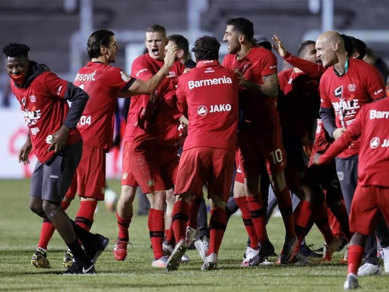 Leverkusens Mannschaft feiert nach dem Sieg über den FC Saarbrücken den Einzug ins Pokalfinale. Foto: Ronald Wittek/epa-Pool/dpa