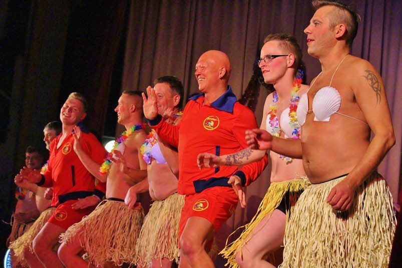 Ein Hingucker: Die Männer des Männerballetts als hawaiianische Schönheiten.