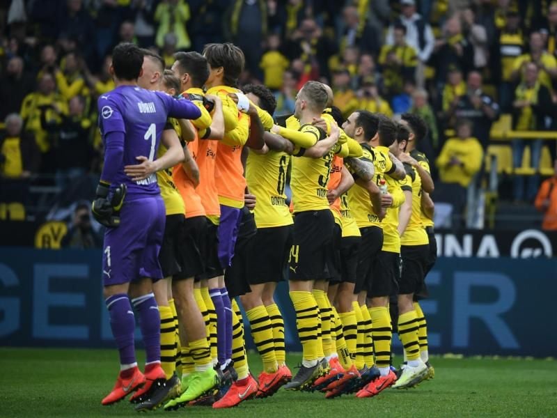 Die BVB-Spieler feiern nach dem Sieg gegen Wolfsburg mit ihren Fans die Rückkehr auf Platz eins. Foto: Ina Fassbender/dpa