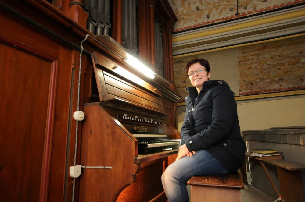 Peggy Schwalbe sitzt am Manual der kostbaren Rühlmann-Orgel in der Dorfkirche von Hassenhausen.