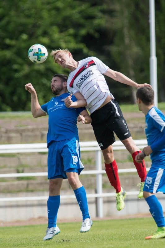 SCN-Verteidiger Patrick Heldt (r.), hier im Heimspiel gegen Askania Bernburg II, musste am Dienstag in Eisleben am Ende sogar ins Tor.