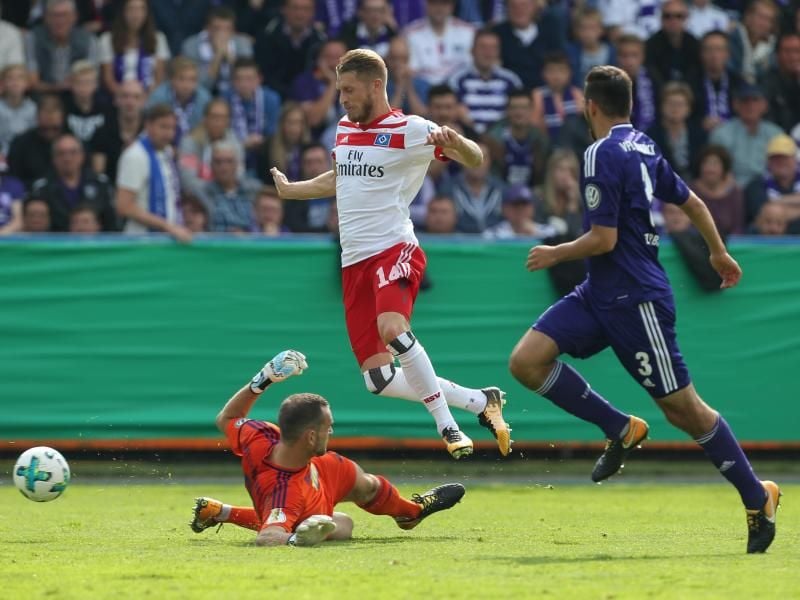 HSV-Spieler Aaron Hunt (M) zog sich im Spiel gegen den VfL Osnabrück einen Muskelfaserriss zu. Foto: Friso Gentsch