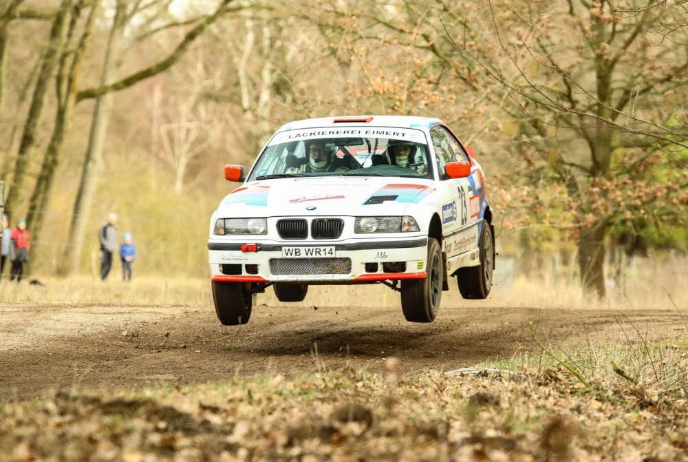 Ronny Broda und Mario Geike befinden sich auf der Rallyestrecke. Sie belegen am Ende den 15. Rang.