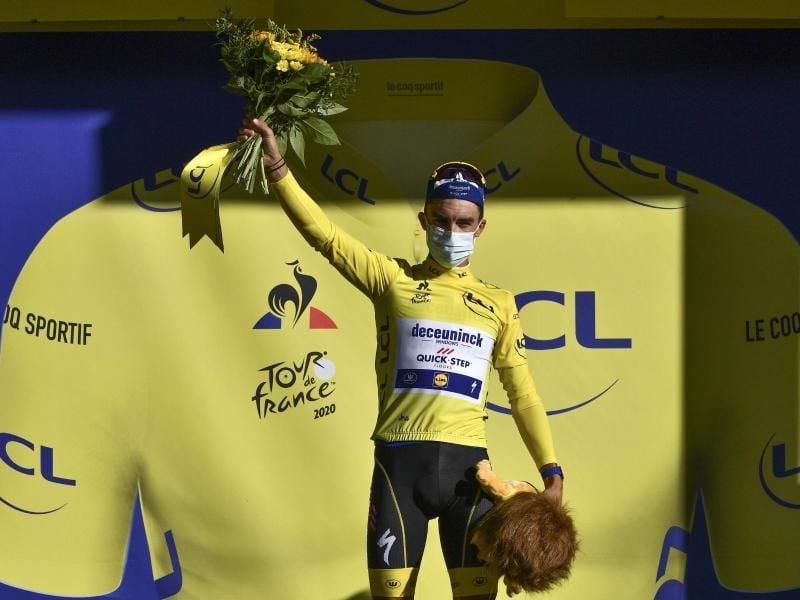 Julian Alaphilippe trägt bei der Tour de France weiter das Gelbe Trikot. Foto: Anne-Christine Poujoulat/AFP Pool/AP/dpa