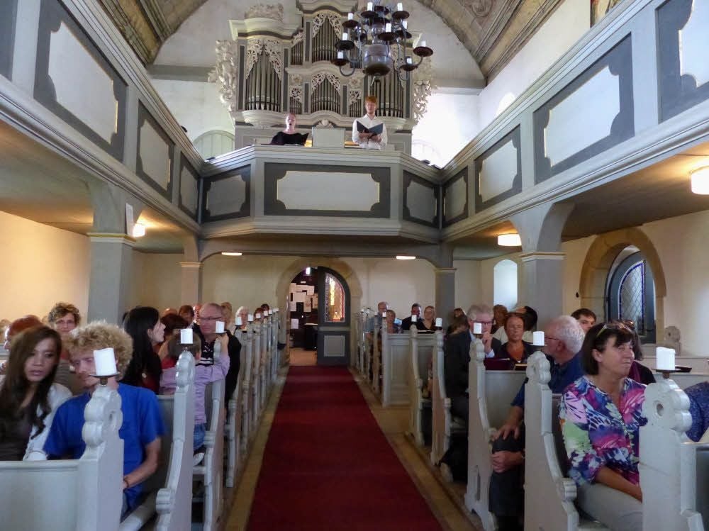 Die Kirchscheidungener Kirche ist zum Festgottesdienst gut besucht. Chormitglieder singen von der Empore.