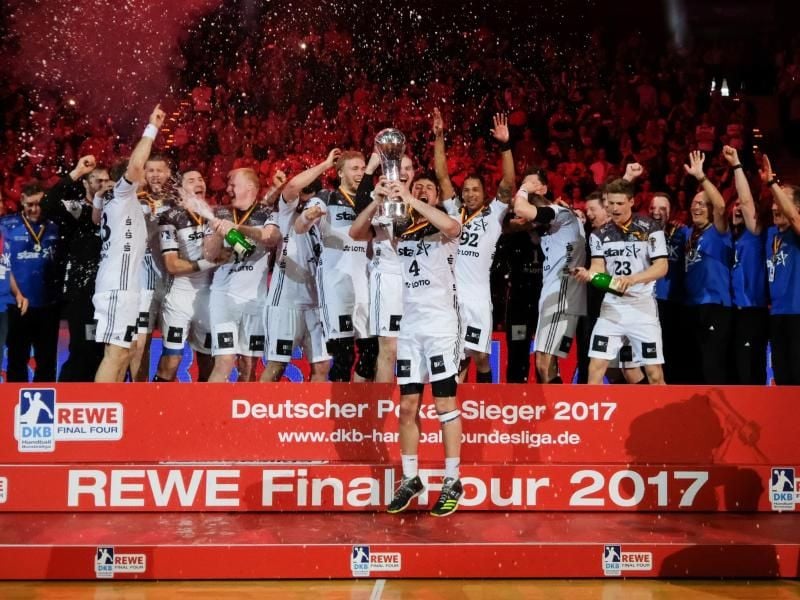 Die Kieler Mannschaft feiert den Gewinn des DHB-Pokals. Foto: Axel Heimken