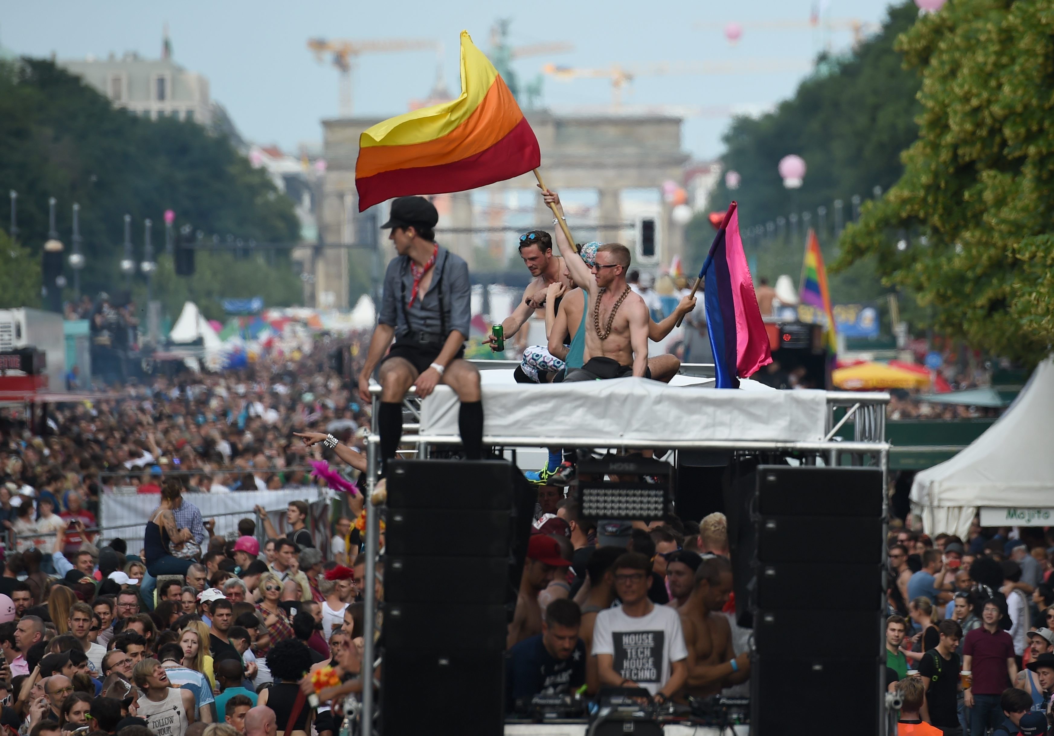 Blick von der Straße des 17. Juni zum Brandenburger Tor: Hunderttausende Menschen feiern auf dem CSD.