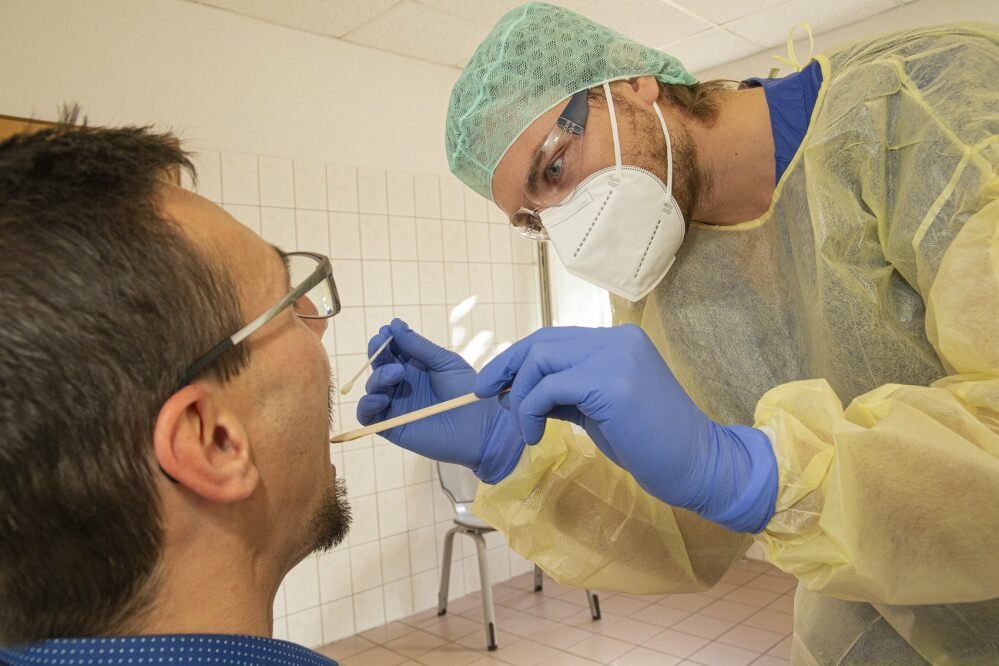 Bei einem Patienten mit Verdacht auf das Coronavirus wird Abstrich im Rachen genommen.