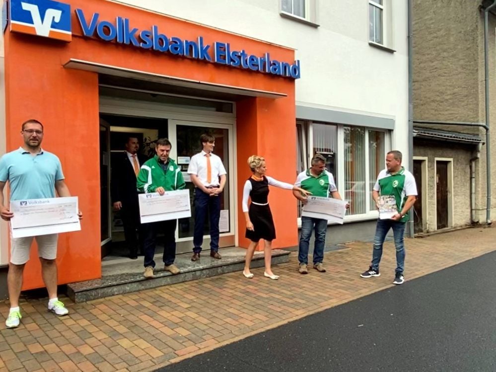Stefan Lutzmann und Tabea Siebert (Bildmitte) sowie Marktbereichschef Rico Lange (hinten) von der Volksbank begrüßten Chris Hanowski, Klemens Rössner und Jörg Gerlach mit Michael Lehmann (v. li.) an der Filiale in Holzdorf.
