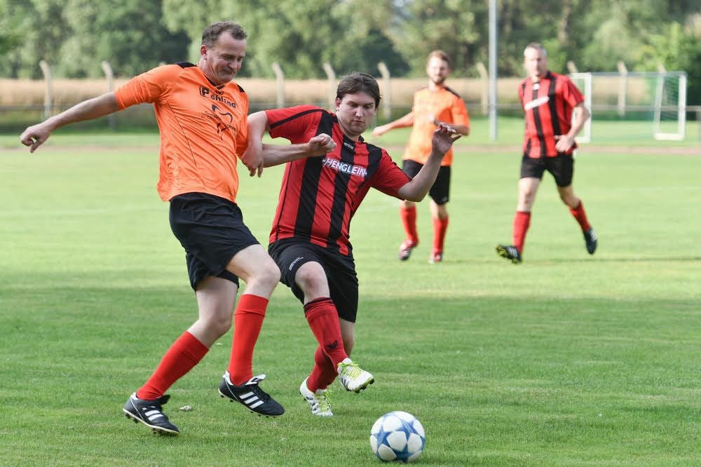 René Seibeck (l.) - hier mit dem Bad Bibraer Dominik Stierand - bereitete mit einem Eckstoß den Treffer zum 4:0-Pausenstand für die Friesen vor.