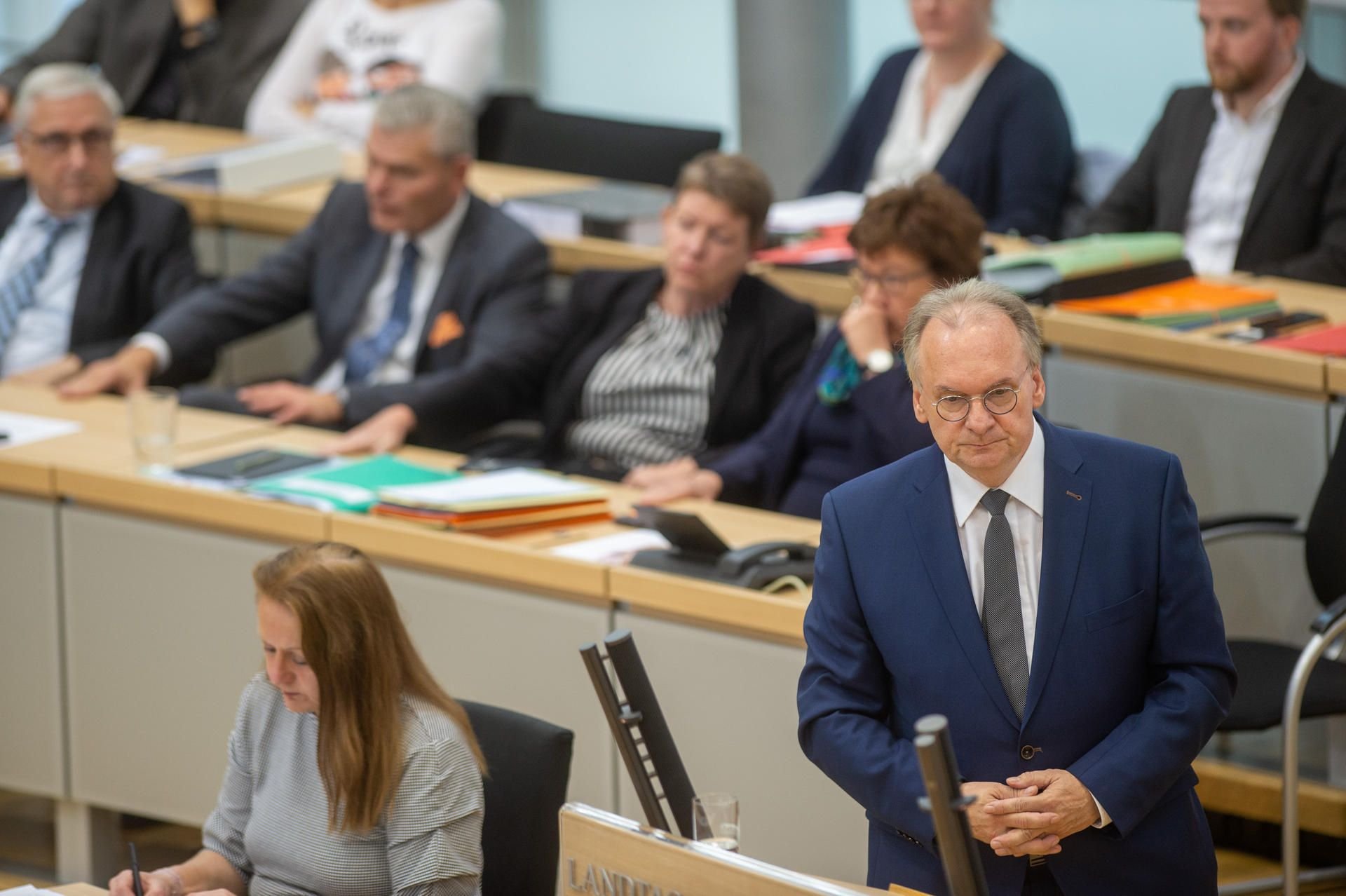 Reiner Haseloff (CDU, r), Ministerpräsident des Landes Sachsen-Anhalt, steht im Plenarsaal des Landtages am Rednerpult. Dort gab der er eine Regierungserklärung ab.