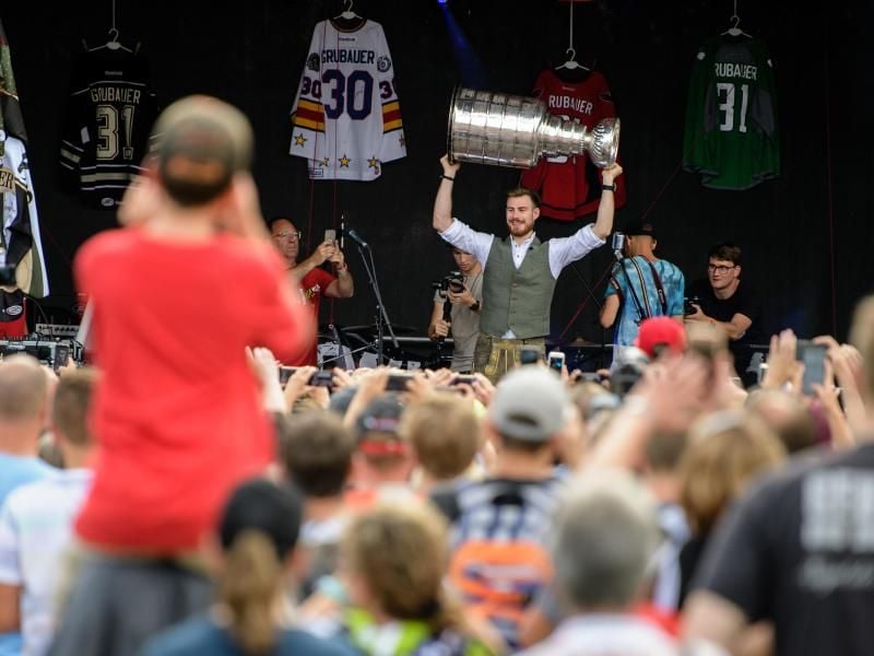 Hoch den Pott: Stanley-Cup-Gewinner Philipp Grubauer lässt sich in Rosenheim von seinen Fans feiern. Foto: Matthias Balk