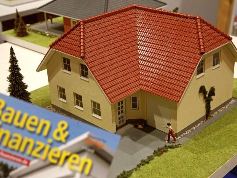 Historisch tief stehen die Zinsen für einen Immobilienkredit zur Finanzierung der eigenen vier Wände. Foto: Jan Woitas/dpa