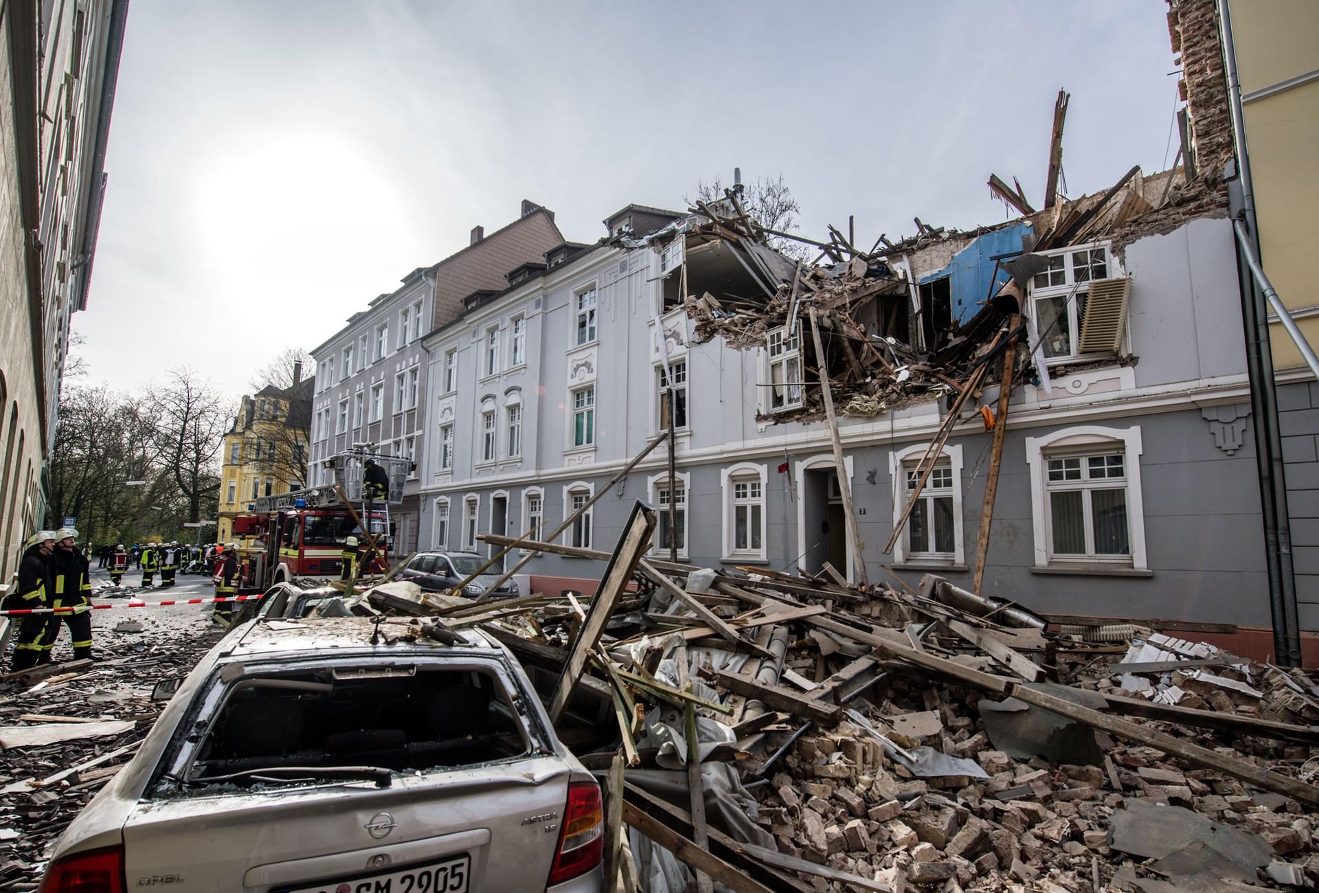 Ein Mehrfamilienhaus ist in Dortmund nach einer Explosion zerstört. Trümmerteile flogen bis auf die Straße. Wie es zu der Explosion kam ist noch unklar.