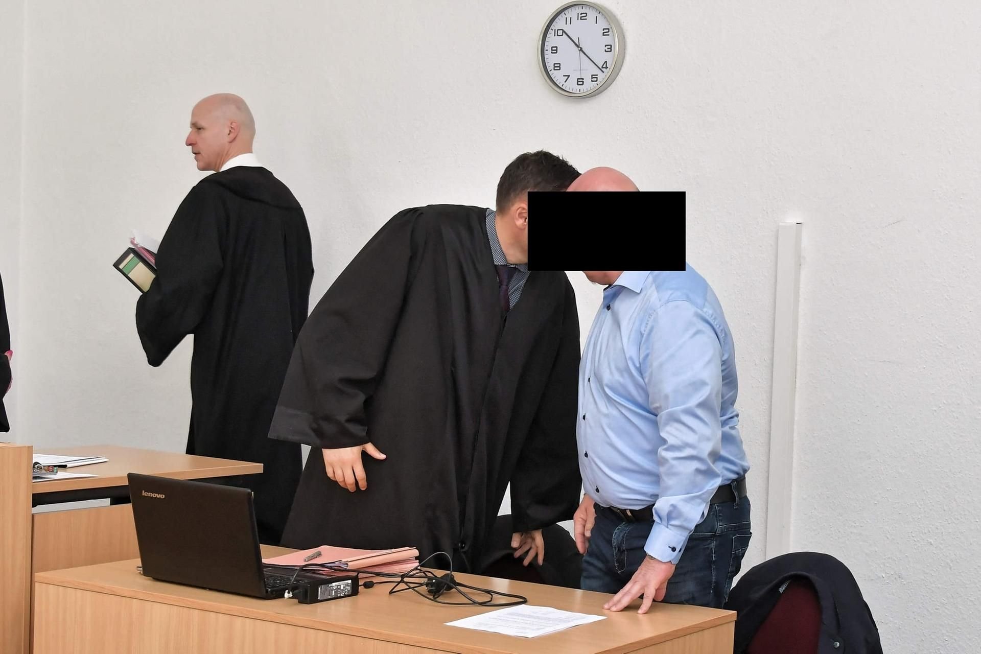 Der Angeklagte und sein Verteidiger