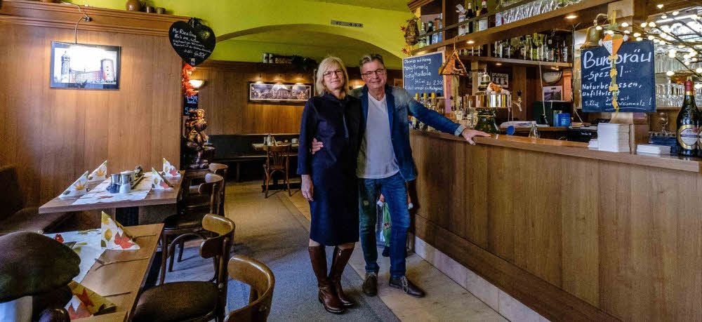 Sabine und Jörg Niendorf in ihrem Lokal „Zwei Linden“ am Platz der Demokratie in Wittenberg.