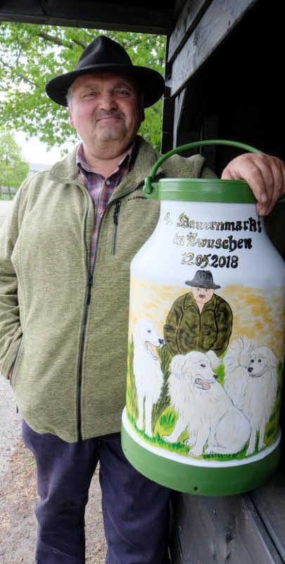 Im Nachgang jedes Vieh- und Bauernmarkts lässt sich Organisator Frank Seide von Steffi Fuchs aus Dixförda eine Milchkanne bemalen.