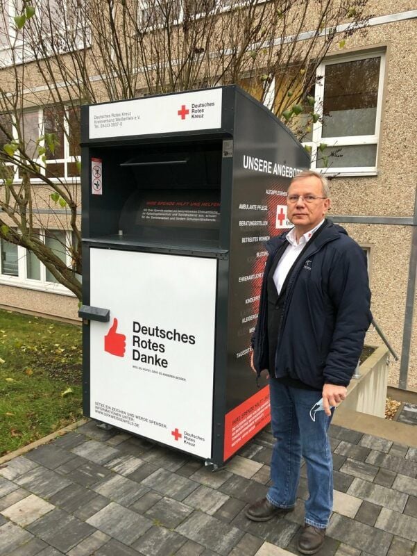 Kai Siemon zeigt eins der neuen DRK-Kleidercontainer-Modelle.