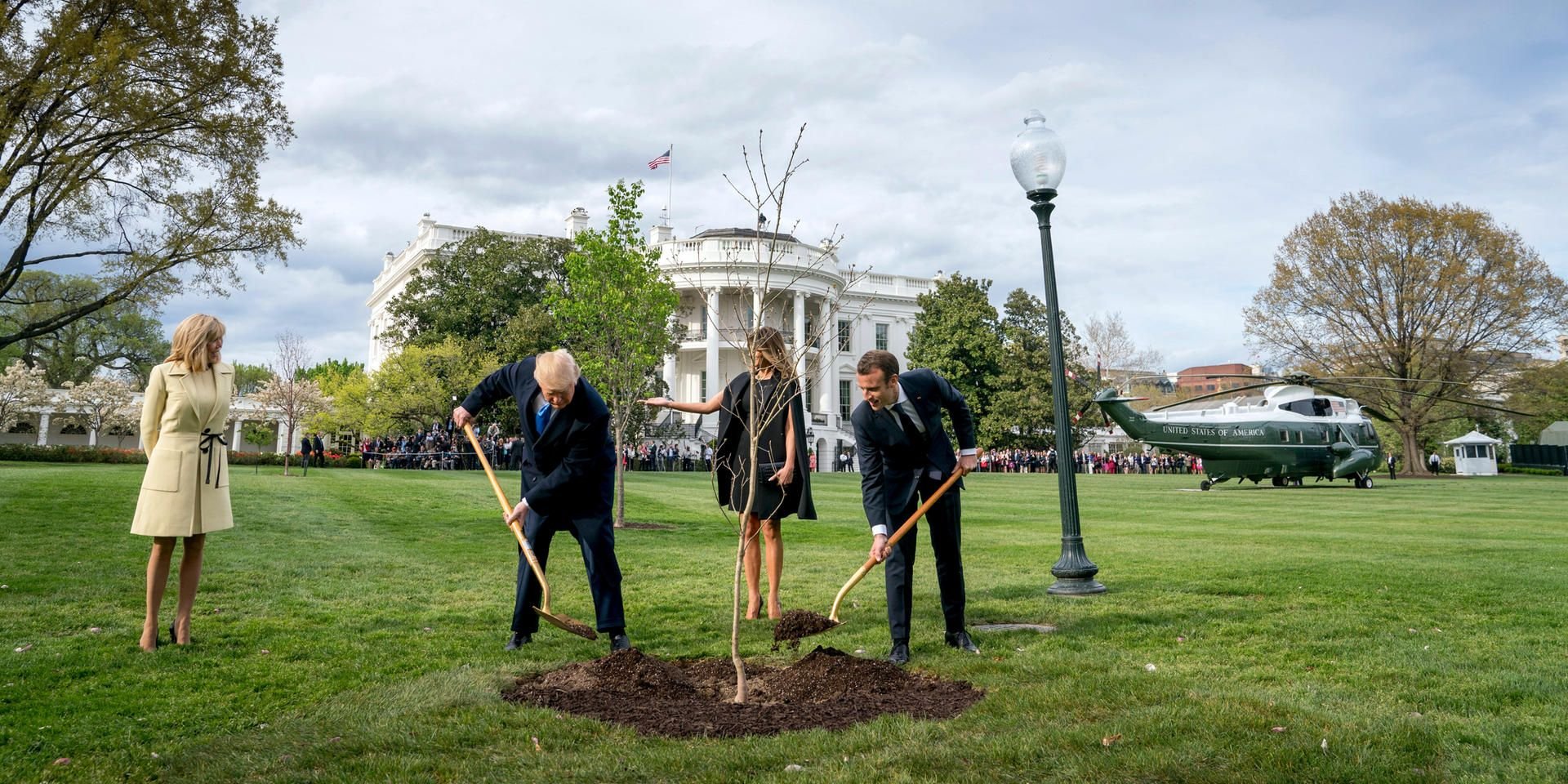 Donald Trump und Emmanuel Macron (r.) pflanzten vor dem Weißen Haus eine Eiche.