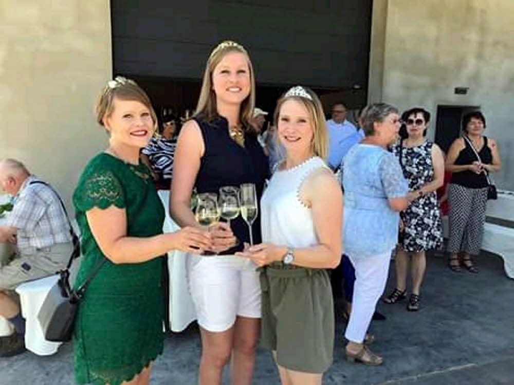 Zur Eröffnung der Weinmanufaktur von Johannes Zwicker in Jessen am 29. Juni traf Jenny Zumpe (links) u.a. auf die Sächsische Weinkönigin Lisa Leinemann und die Sächsische Weinprinzessin Ann Kathrin Schatzl (rechts).