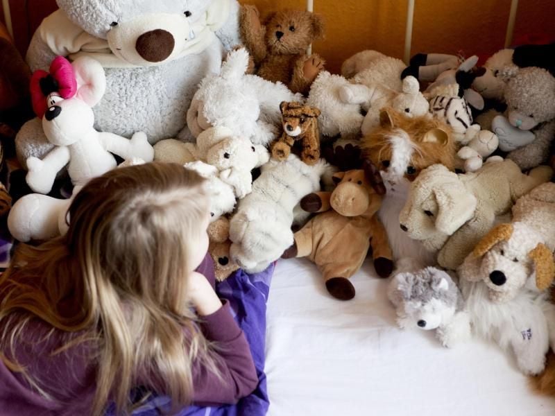 Den ganzen Tag im Arm - und abends kommen sie auch mit ins Bett: Kuscheltiere sollten für Kinder sichere Begleiter sein. Foto: Silvia Marks/dpa Themendienst/dpa-tmn