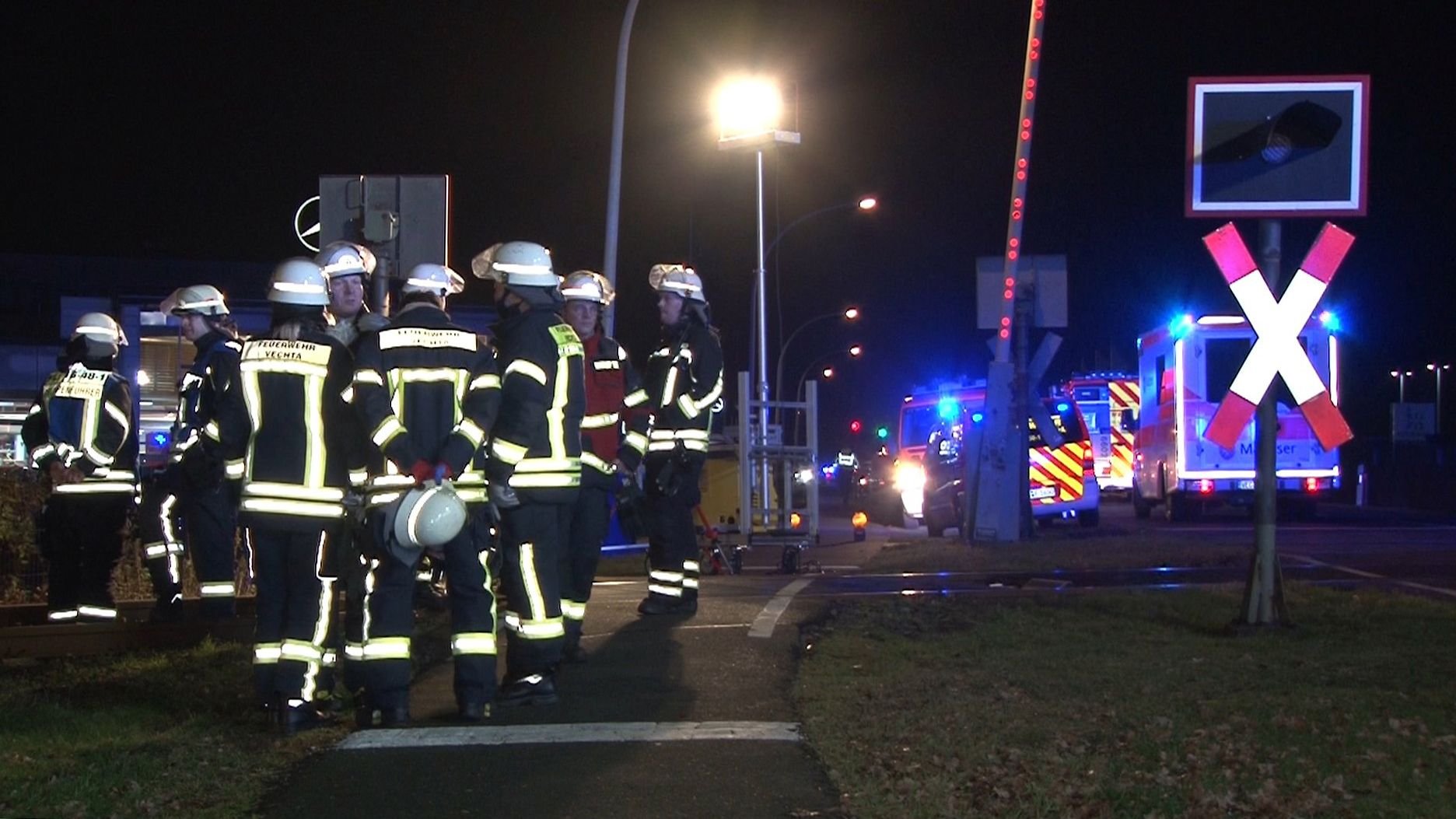 Feuerwehrleute an einem Bahnübergang bei Vechta im Einsatz. Ein Radfahrer hier auf einem Bahnübergang von einem Zug erfasst worden.