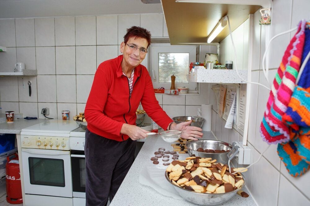 Monika Majonek backt derzeit Butter- und Schokoladenplätzchen, süße Haufen und Mürbeteigplätzchen.