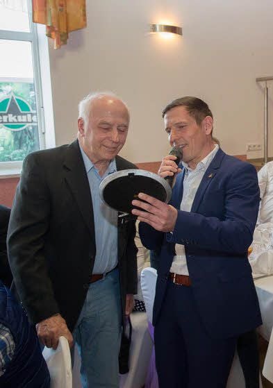 Der Vereinschef dankt dem Autoren der Dieter Hildebrandt (li.).