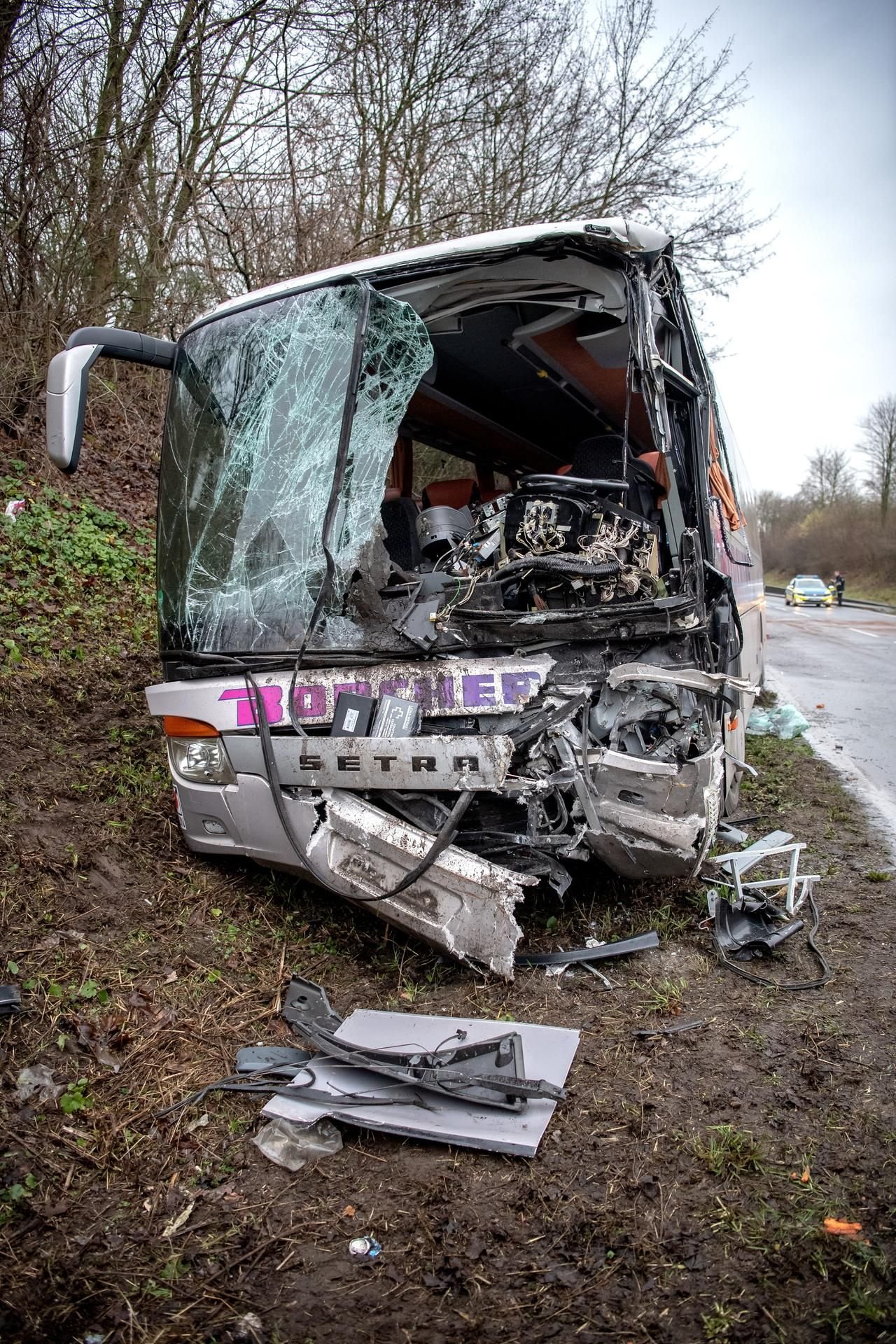 Die zerstörte Front des Busses auf der gesperrten B51 bei Bassum.