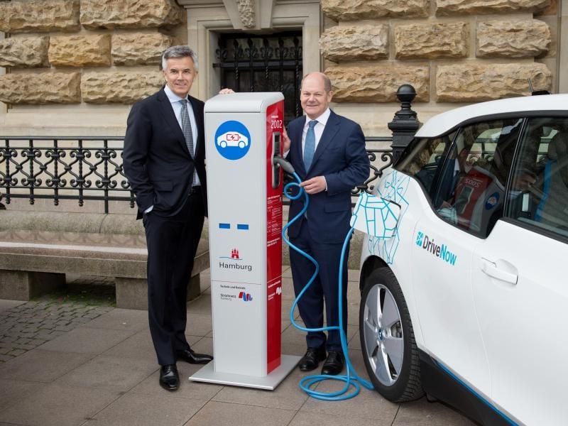 Bürgermeister Scholz (r, SPD) und Schwarzenbauer laden einen elektrischen BMW i3. Foto: D. Reinhardt
