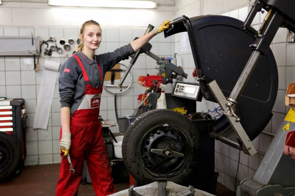 Hartes Handwerk: Etwa 30 Reifensätze pro Tag werden bei ATU in Grana derzeit gewechselt. Auch das gehört zu Mandy Beckers Ausbildung.