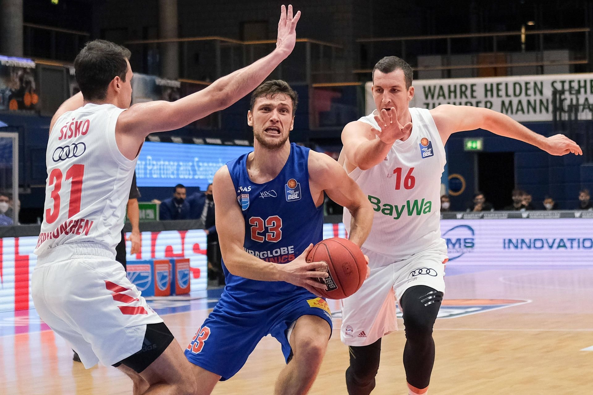 MBC-Profi Michal Michalak zieht mit Tempo zum Korb der Bayern.