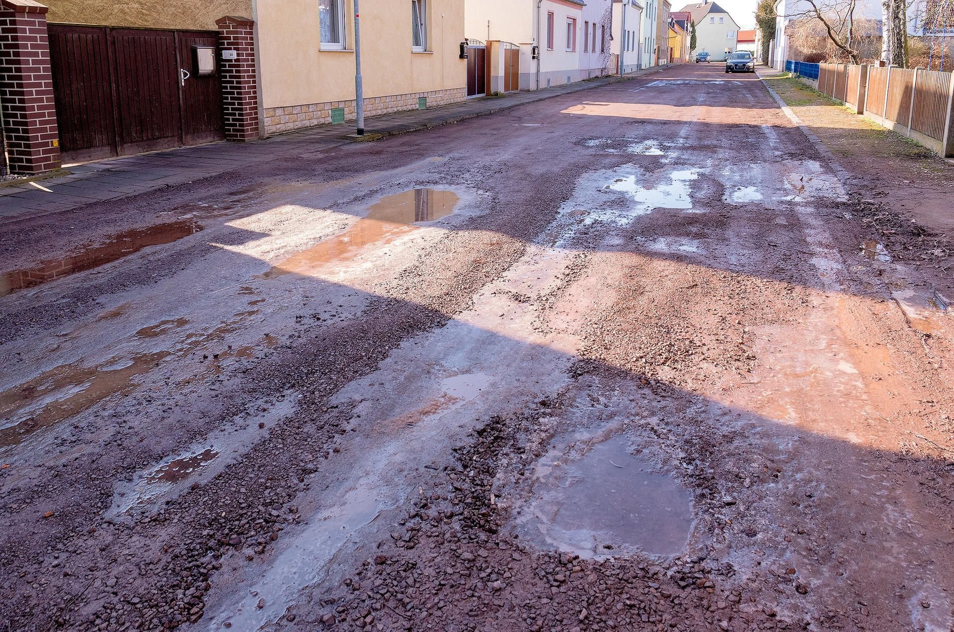 Dringend sanierungsbedürftig ist die Geschwister-Scholl-Straße in Kötzschen.
