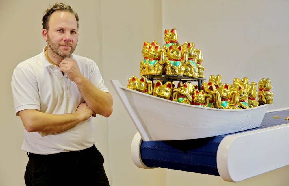 Marc Fromm vor seiner Installation „Lampedusa - Good Luck“ von 2015
