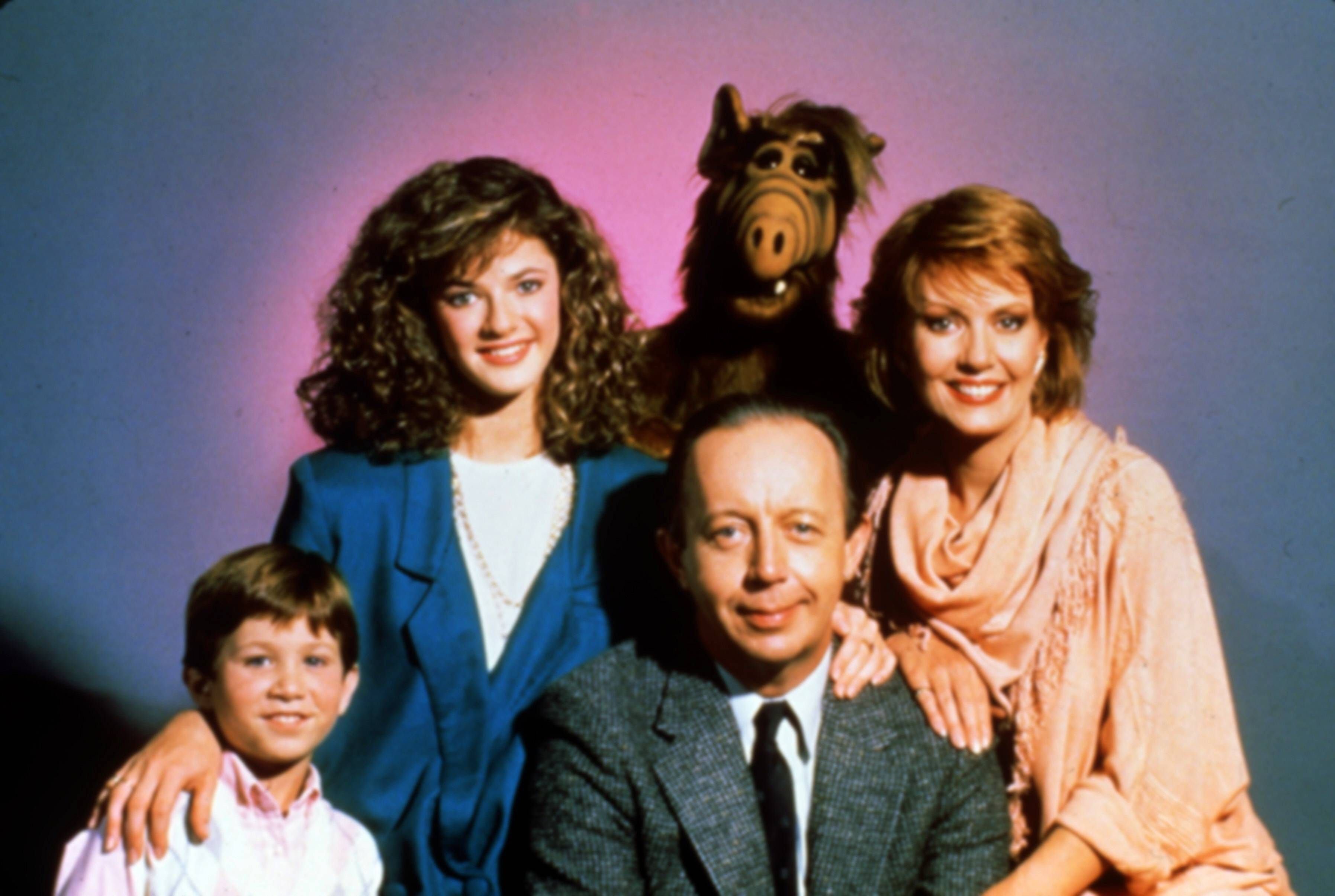 Familie Tanner: Willie (Max Wright), Kate (Anne Schedeen), Lynn (Andrea Elson), Brian (Benji Gregory) und natürlich Alf (Michu Meszaros)