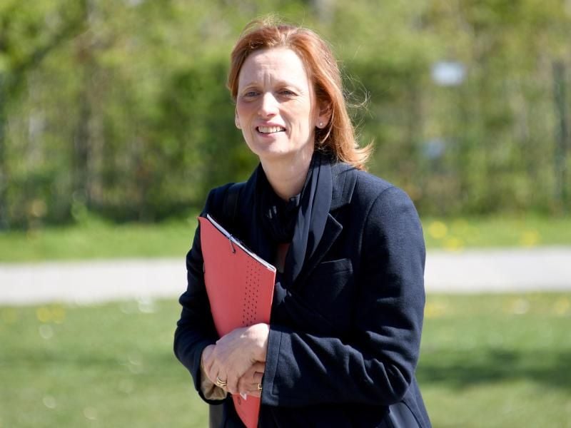 Karin Prien (CDU), Bildungsministerin von Schleswig-Holstein, kommt zu einem Pressetermin. Foto: Carsten Rehder/dpa/Archivbild