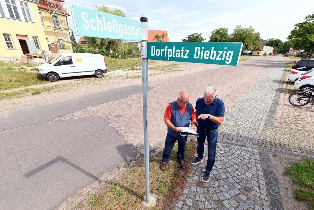 Werner Seidel (li.) und Dietmar Winter sind erleichtert, dass der Verlauf der Ortsdurchfahrt erhalten bleibt.