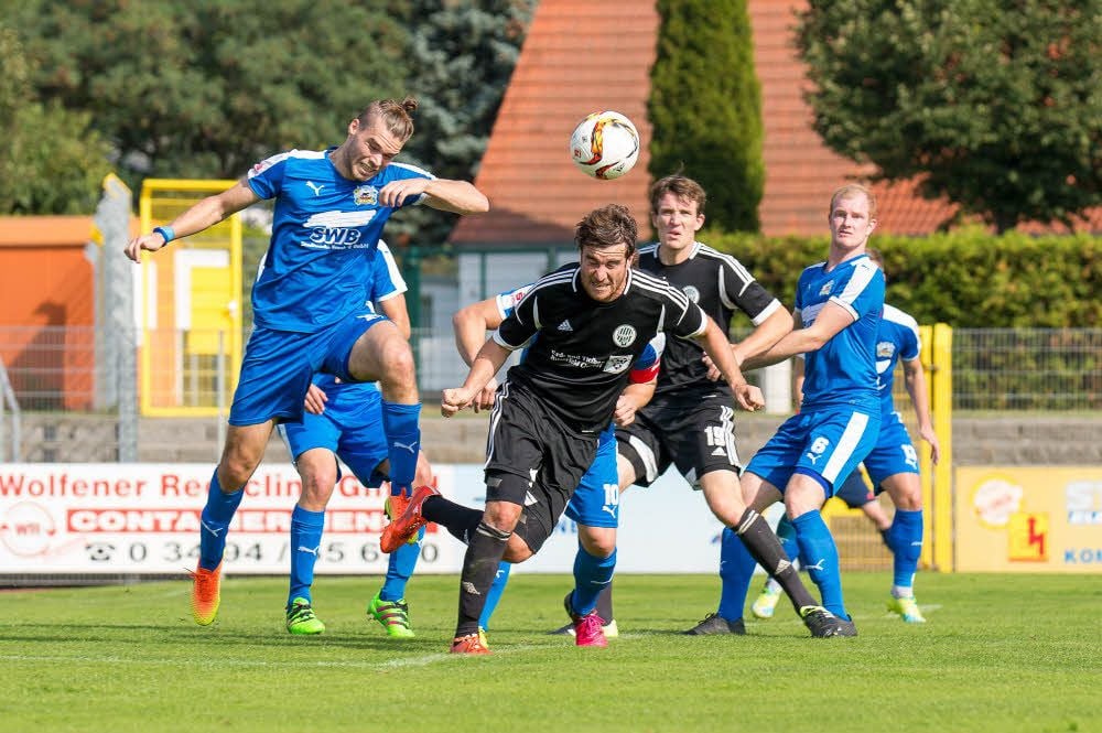 Im Hinspiel setzte sich Union Sandersdorf mit 2:0 gegen Askania Bernburg (blau) durch. Timo Breitkopf (2.v.l.) schoss beide Tore.