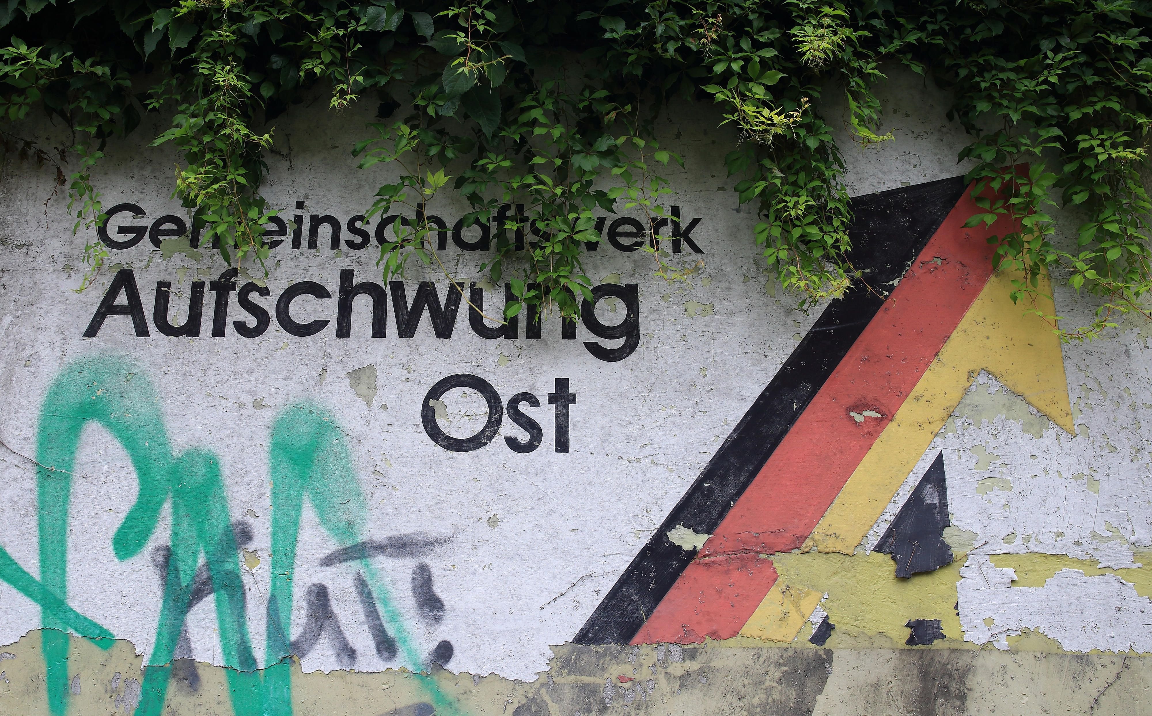 An einer Schallschutzwand prangt der Schriftzug „Gemeinschaftswerk Aufschwung Ost“.