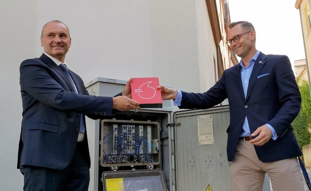 Zur Feier des Tages gab es von Mario Worms (l.) für Oberbürgermeister Christian Thieme und damit für die Stadtverwaltung symbolisch einen Internetrouter.