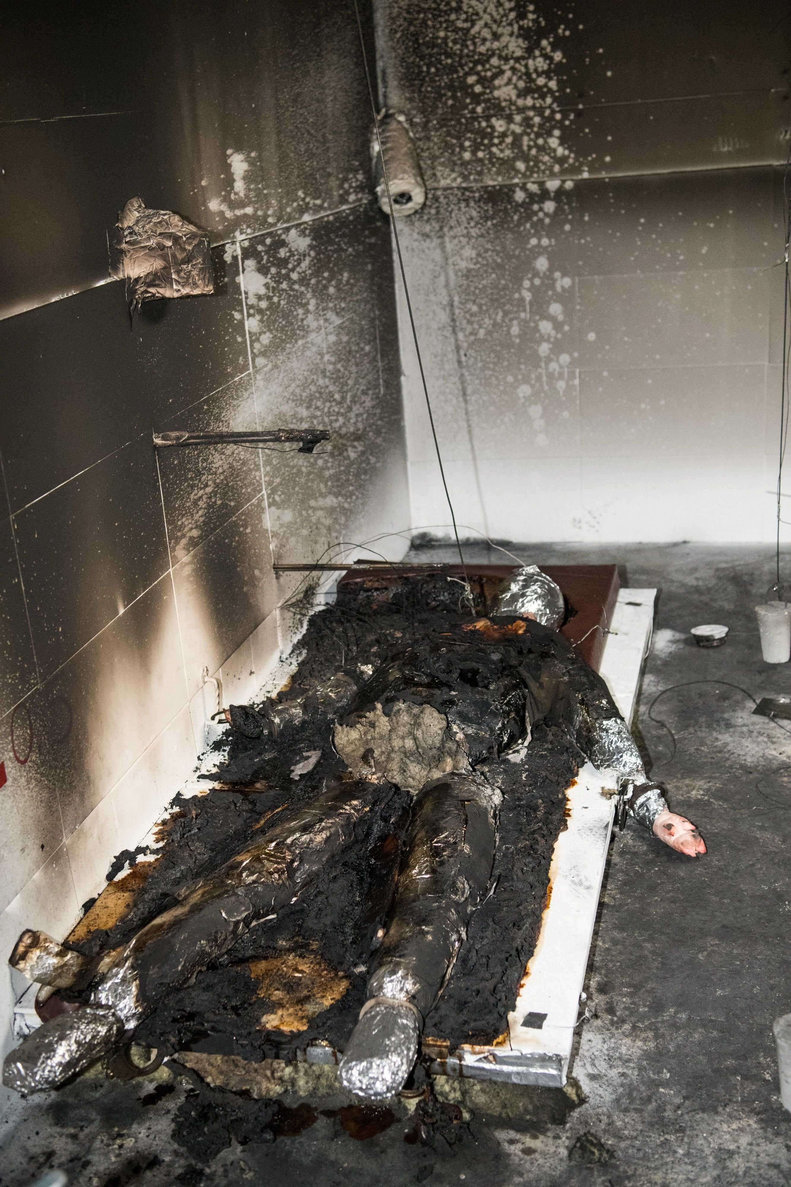 Mit einem Feuerzeug wurde für eine Rekonstruktion des Brandes das Innere der Matratze entflammt.