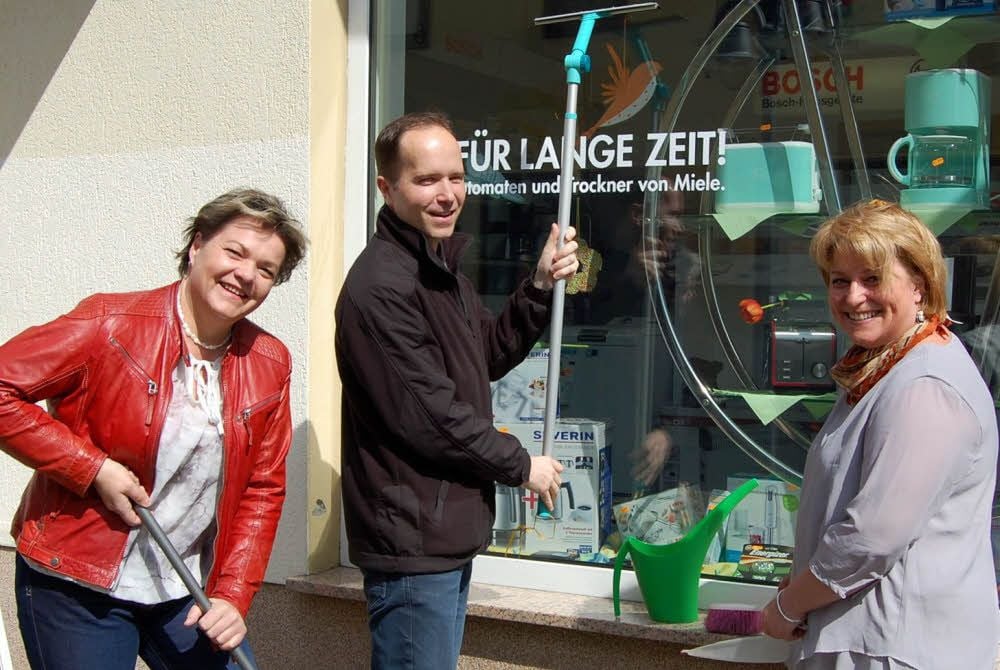 Putzbereit: Katrin Scherz, Michael Lindner und Silke Keßler machen heute mit Mitstreitern die Coswiger Friederikenstraße sauber.