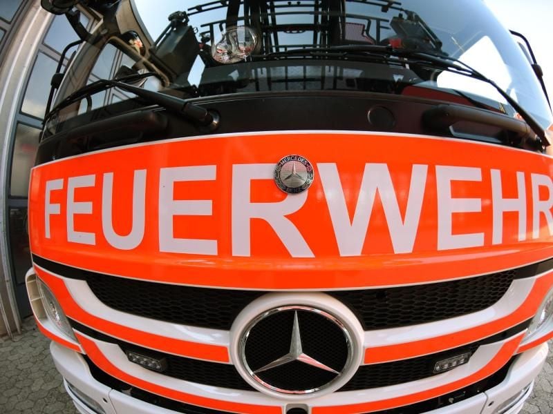 Frontansicht eines Löschfahrzeugs der Feuerwehr. Foto: Patrick Seeger/Archivbild