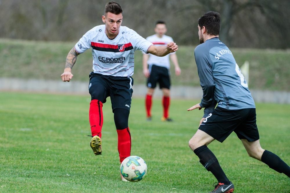 Steven Krumbholz (l.) erzielte für die Naumburger Landesliga-Fußballer gegen Reppichau den Anschlusstreffer zum 1:2.